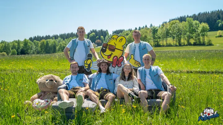 Bandfoto mit blauem Logo