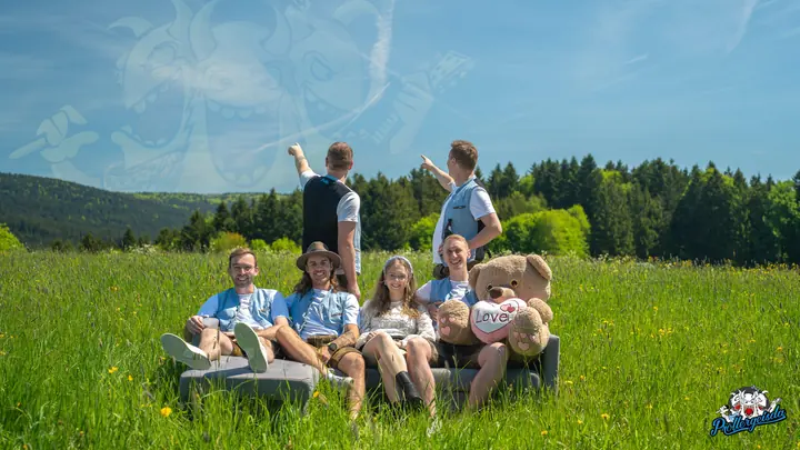 Bandfoto mit rotem Logo